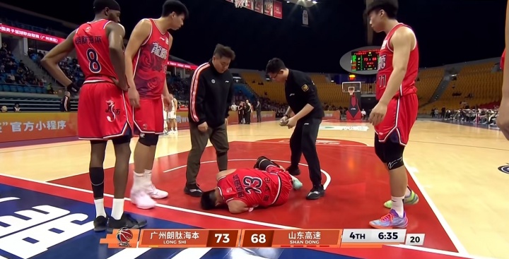 乐竞体育APP-😭不要啊！郭艾伦反击对抗后 抱着左膝痛苦倒地 被担架车送出场